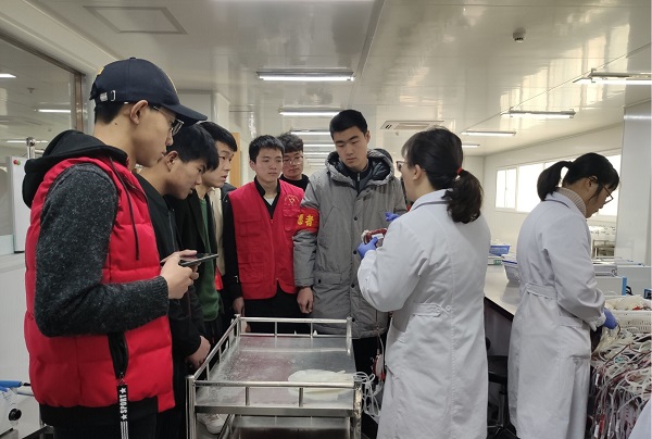 机电工程学院组织志愿者走进市中心血站参观学习+机电工程学院（2）.JPG
