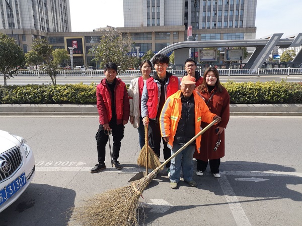机电工程学院开展“弘扬志愿精神 共建文明城市”主题志愿服务活动+机电工程学院（3）.JPG