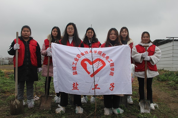机电工程学院组织参加“拥抱最美春天，展现绿色瓢城”主题植树活动（2）.JPG